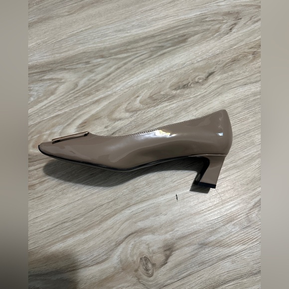 Roger Vivier Patent Leather Buckle Pumps Taupe EU 39 US 8.5 - Picture 8 of 10